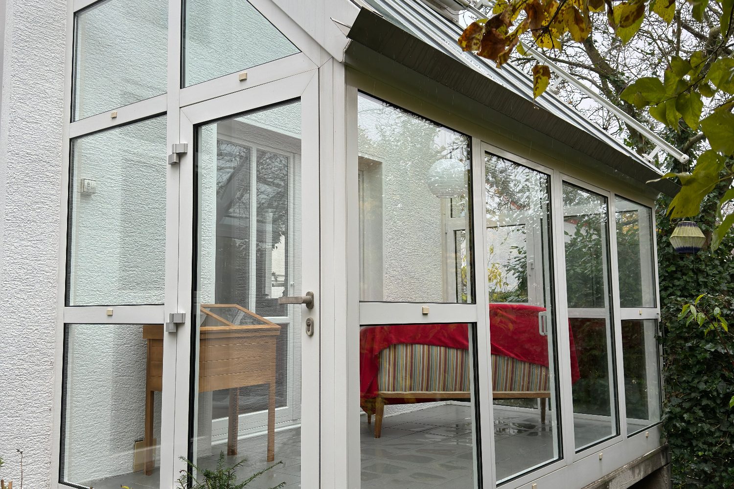 Sauberer Wintergarten mit Glaswänden