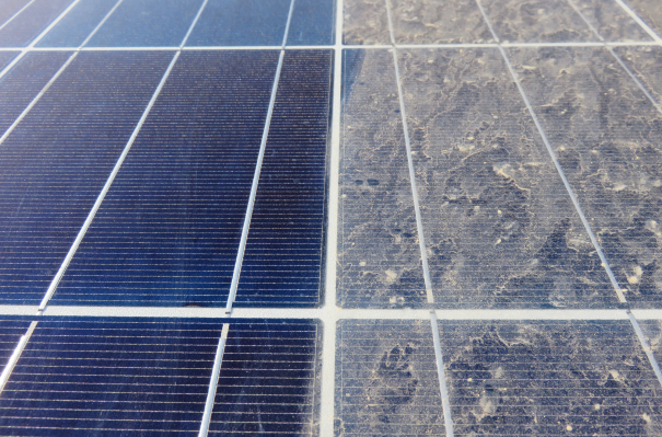 Saubere und verschmutzte Solarpanels nebeneinander, sichtbar Unterschied in der Reinheit.