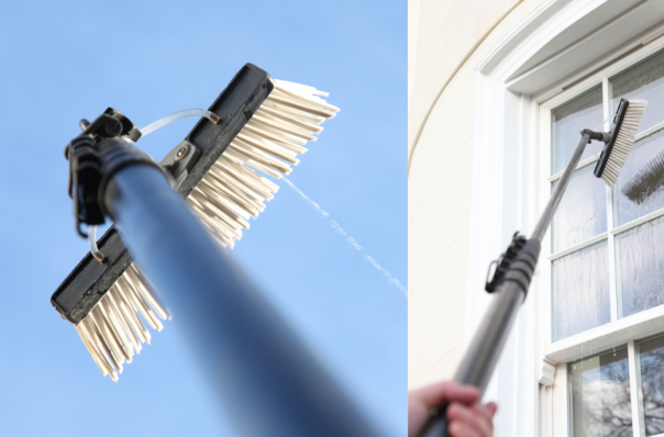 Fensterreinigungsgerät mit teleskopischem Griff und Bürstenkopf gegen blaue Himmel.